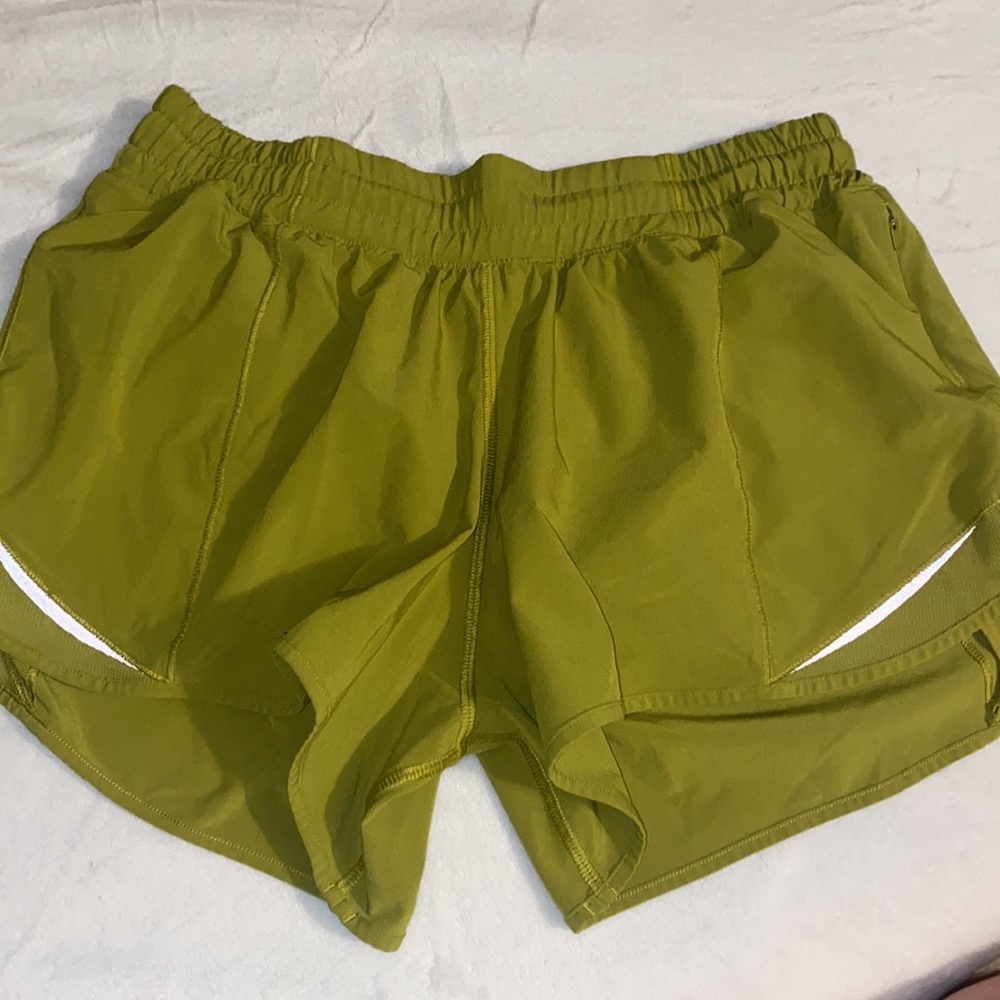 SOLD✨Lululemon Hotty Hot Short II Long 4" Size 8 - Picture 3 of 11